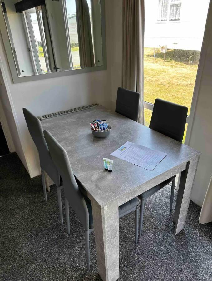 2 Bedroom Caravan With Sea Views Eastchurch Экстерьер фото