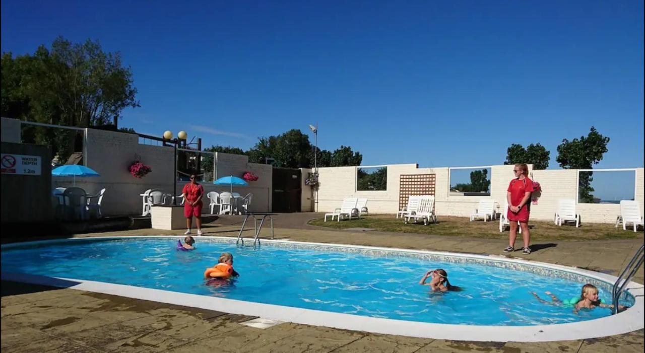 2 Bedroom Caravan With Sea Views Eastchurch Экстерьер фото